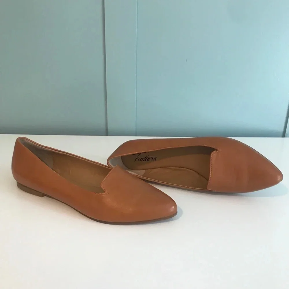Trotters Women's Pointed Toe Leather Flats in Tan